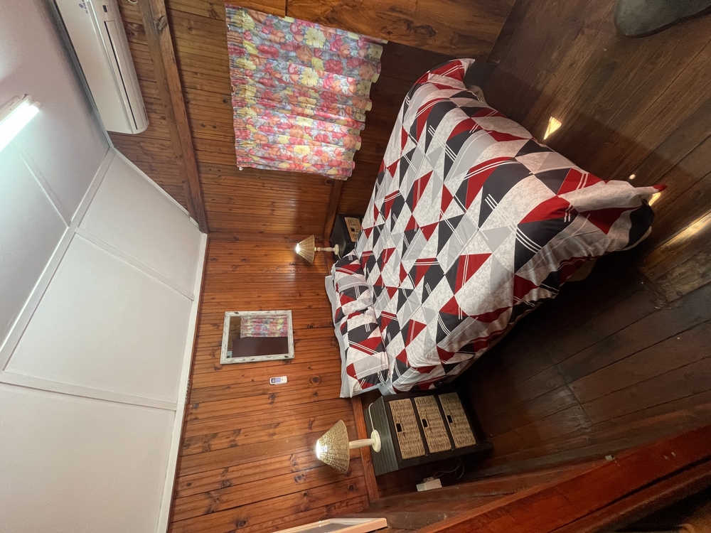 Vulamanzi: vula cabin has one double  bed